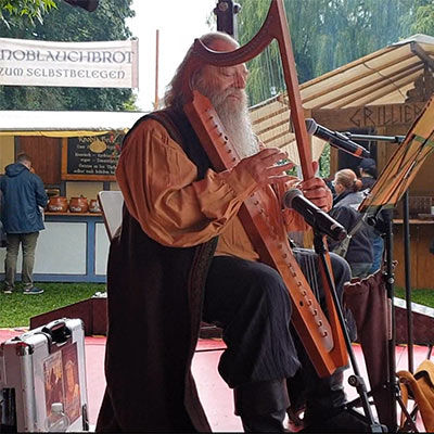 Samstag, 2. August 2025, KrähenFee-Convention – Festival der Phantasie, Burg Linn, Krefeld: Lesung/Buchvorstellung mit Musik: Oswald von Wolkenstein zum 580. Todestag (2.8.1445) – »Wach auf, mein Hort« mit gotischer Harfe
