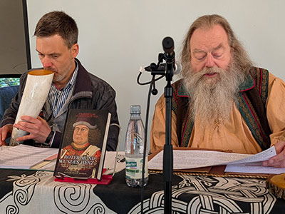 So. 14.9.2025 Goldberg (Selb), Festival-Mediaval XVI, Literaturzelt: Lesung mit Musik aus »Roter Mund und wundes Herz« (Gemshorn Kai Focke) So. 14.9.2025 Goldberg (Selb), Festival-Mediaval XVI, Literaturzelt: Lesung mit Musik aus »Roter Mund und wundes Herz« (Gemshorn Kai Focke)