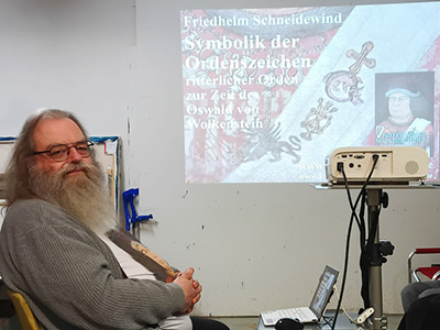 29. Nov. 2025: Vortrag »Symbolik der Ordenszeichen (Devisen) ritterlicher Orden zur Zeit des Oswald von Wolkenstein« beim 29. Nov. 2025: Vortrag »Symbolik der Ordenszeichen (Devisen) ritterlicher Orden zur Zeit des Oswald von Wolkenstein« beim
Symbolforscherkreis von »Symbolon – Gesellschaft für wissenschaftliche Symbolforschung e. V.«