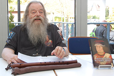 Lesung aus dem Roman »Roter Mund und wundes Herz«, BuCon, Dreieich 18.10.2025 Lesung aus dem Roman »Roter Mund und wundes Herz«, BuCon, Dreieich 18.10.2025