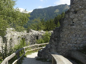 Burg(ruine) Hauenstein, im August 2015. Der Link führt zum größeren Foto.