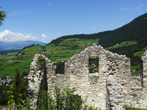 Burg(ruine) Hauenstein, im August 2015. Der Link führt zum größeren Foto.