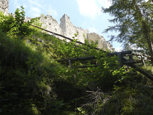 Burg(ruine) Hauenstein, im August 2015. Der Link führt zum größeren Foto.