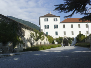 Kloster Neustift bei Brixen, in dem sich Oswald 1411 einpfründete, im August 2015. Der Link führt zum größeren Foto.