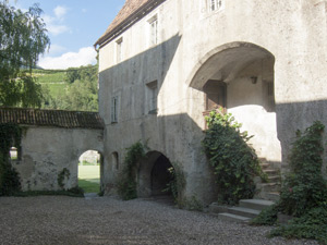 Das Haus im Kloster Neustift bei Brixen, in dem sich Oswald 1411 einpfründete, im August 2015. Der Link führt zum größeren Foto.