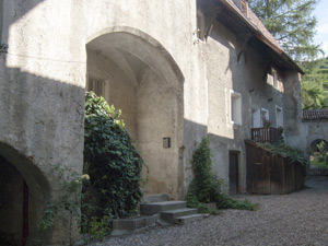 Das Haus im Kloster Neustift bei Brixen, in dem sich Oswald 1411 einpfründete, im August 2015. Der Link führt zum größeren Foto.