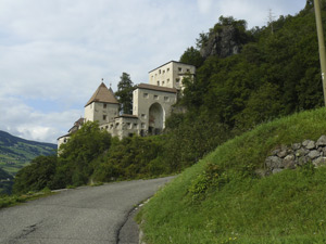 Die Trostburg, auf der Oswald zeitweise aufwuchs und die ab 1400 seinem Bruder Michael gehörte, im August 2015. Der Link führt zum größeren Foto.