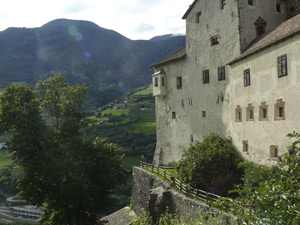 Die Trostburg, auf der Oswald zeitweise aufwuchs und die ab 1400 seinem Bruder Michael gehörte, im August 2015. Der Link führt zum größeren Foto.