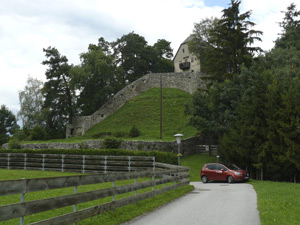 Burgruine Vellenberg (in Goetzens nahe Innsbruck), wo Oswald 1427 gefangen war.  August 2015. Der Link führt zum größeren Foto.
