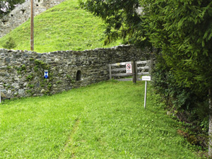 Burgruine Vellenberg (in Goetzens nahe Innsbruck), wo Oswald 1427 gefangen war.  August 2015. Der Link führt zum größeren Foto.