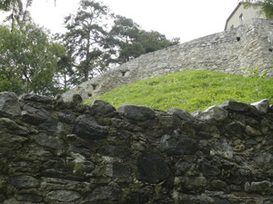Burgruine Vellenberg (in Goetzens nahe Innsbruck), wo Oswald 1427 gefangen war.  August 2015. Der Link führt zum größeren Foto.