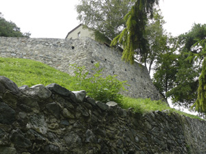Burgruine Vellenberg (in Goetzens nahe Innsbruck), wo Oswald 1427 gefangen war.  August 2015. Der Link führt zum größeren Foto.
