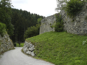 Burgruine Vellenberg (in Goetzens nahe Innsbruck), wo Oswald 1427 gefangen war.  August 2015. Der Link führt zum größeren Foto.