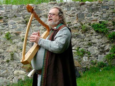 Vor Burgruine Vellenberg (in Goetzens nahe Innsbruck), wo Oswald 1427 gefangen war, mit romanischer Harfe, 29. Mai 2018