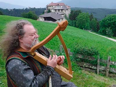 Vor Burg Rodenegg in Tirol als und auf den Spuren von Oswald von Wolkenstein, 30. Mai 2018