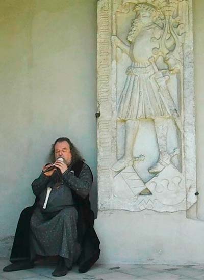Beim Gedenkstein von Oswald von Wolkenstein als Kreuzritter (vermutlich um 1408), im westlichen Arkadengang des Domes von Brixen, mit Gemshorn, 30. Mai 2018