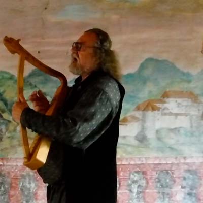 Im Festsaal der Burg Rodenegg in Tirol als und auf den Spuren von Oswald von Wolkenstein, 30. Mai 2018, mit romanischer Harfe