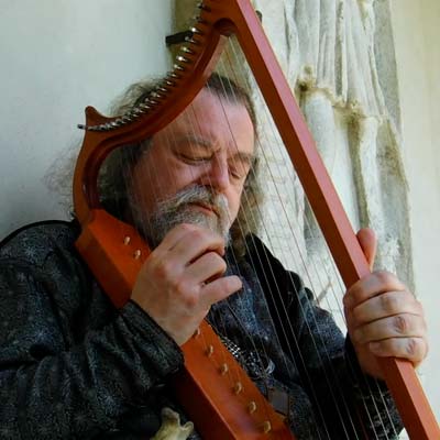 Beim Gedenkstein von Oswald von Wolkenstein als Kreuzritter (vermutlich um 1408), im westlichen Arkadengang des Domes von Brixen, mit gotischer Memling-Harfe, 30. Mai 2018