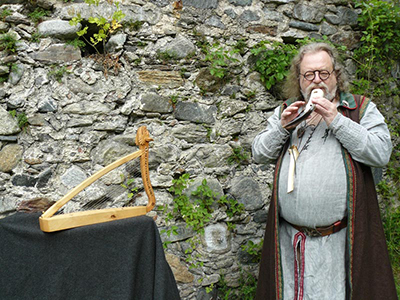 Vor Burgruine Vellenberg (in Goetzens nahe Innsbruck), wo Oswald 1427 gefangen war, mit Gemshorn, 29. Mai 2018