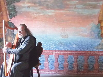 Im Festsaal der Burg Rodenegg in Tirol als und auf den Spuren von Oswald von Wolkenstein, 30. Mai 2018, mit gotischer Harfe